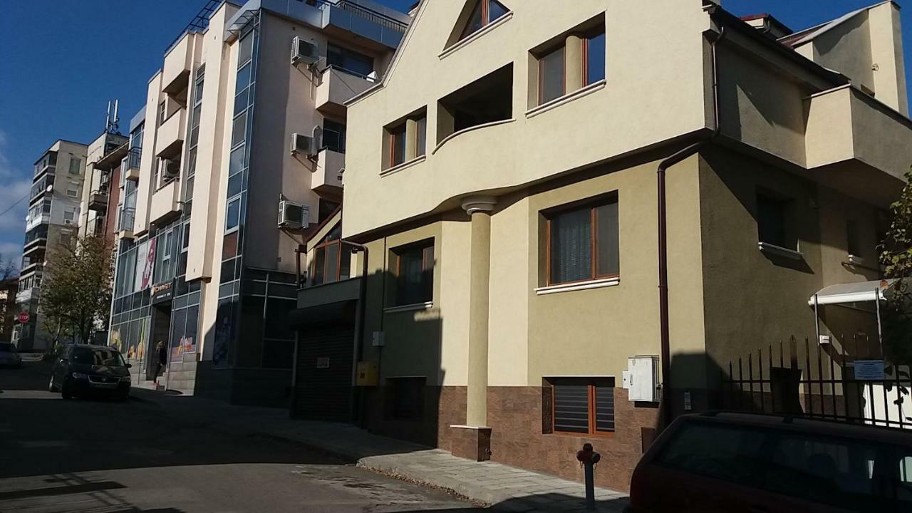 Нощувки Ботеви Schumen Exterior foto